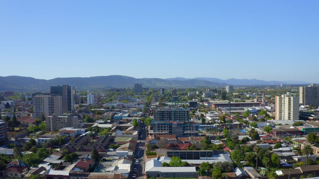 无人机拍摄旅行左侧，智利的talca maule septima地区的城市中心看着建筑视频下载