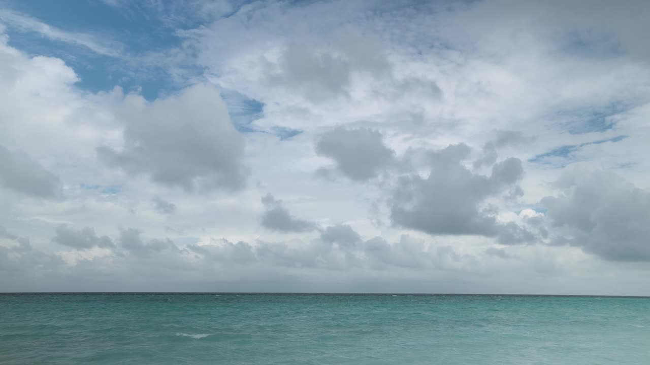 海洋上空不断变化的云层视频素材