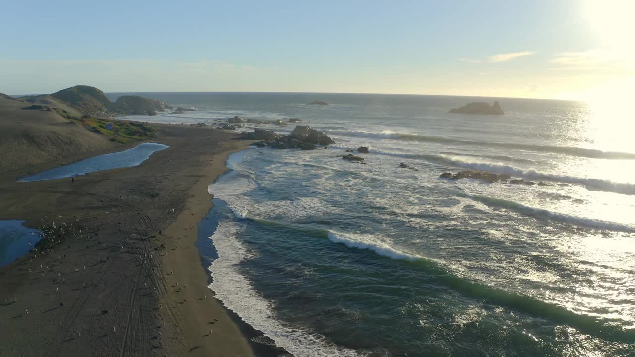 马坦萨斯岛智利冲浪和风筝会冲浪，无人机拍摄在日落旅行的权利，海鸥puertecillo topocalma pupuya视频素材