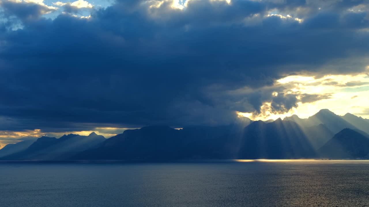 从山的后面看日落的壮丽景色视频素材