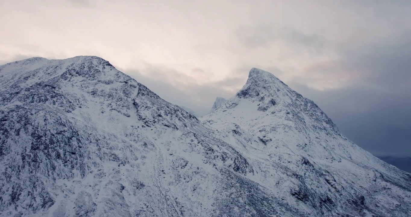 挪威卡根雪山的鸟瞰图视频素材