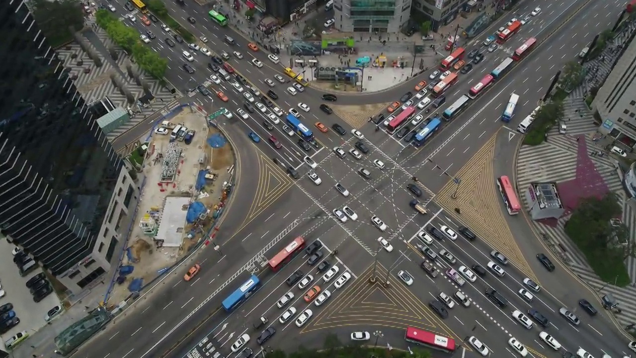 韩国首尔江南区江南十字路口行驶的汽车和江南大路附近的摩天大楼视频素材