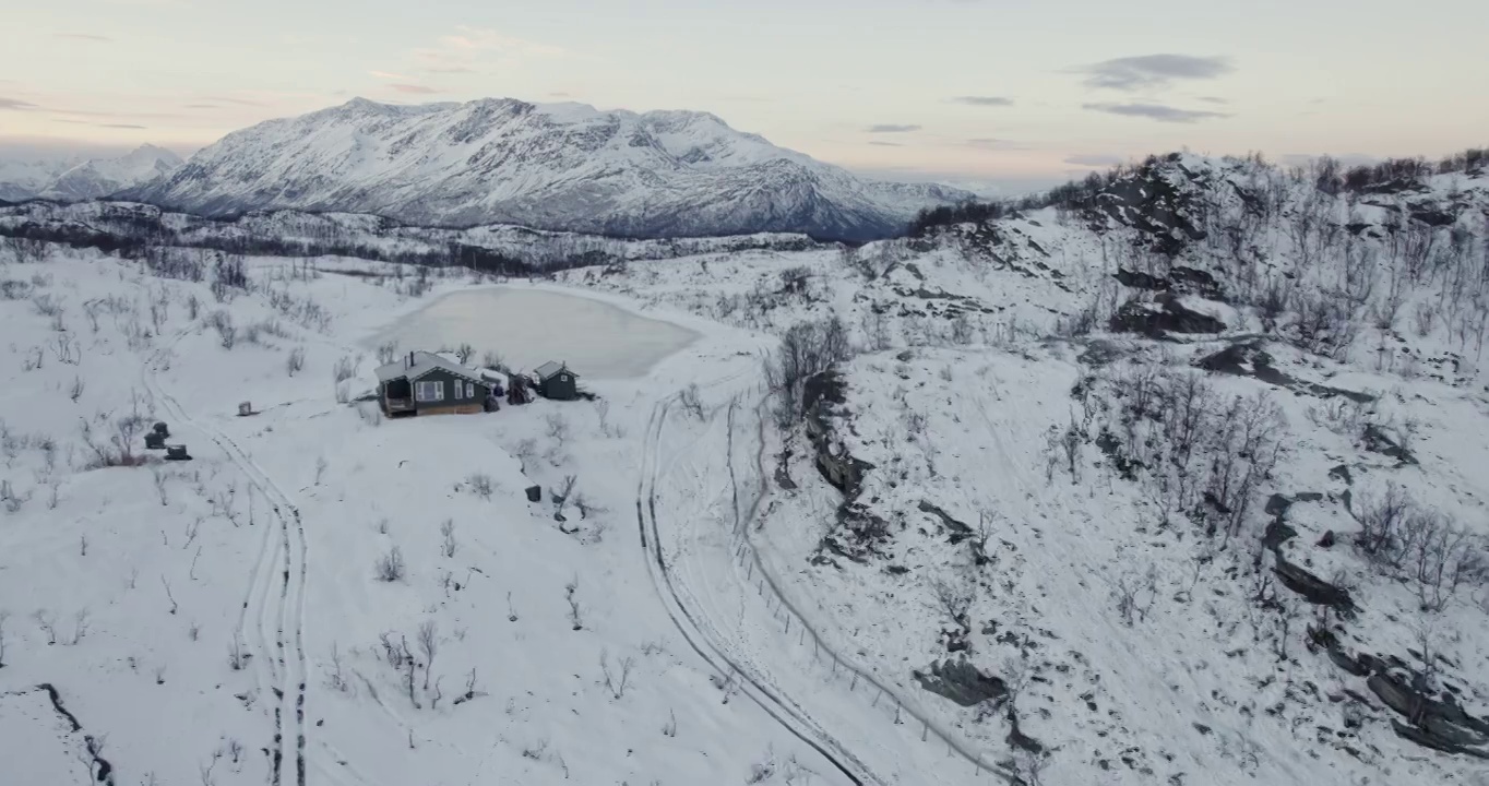 位于挪威峡湾雪山湖畔的风景小屋视频素材