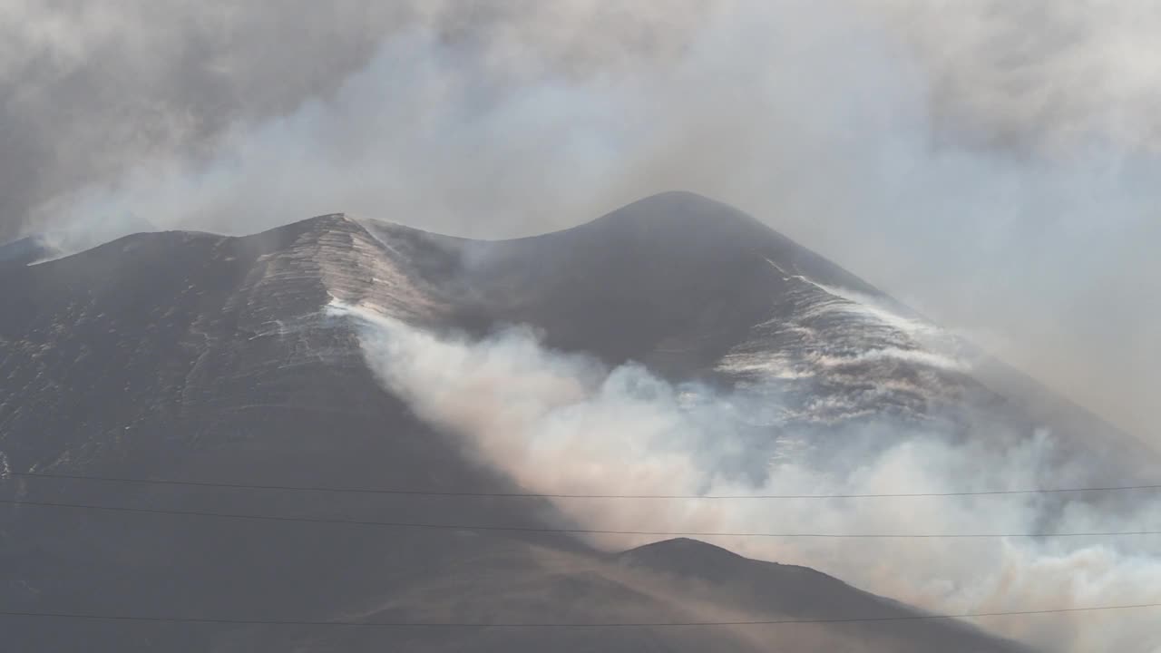 火山口喷发的火山的火山口俯瞰康伯维哈火山，浓烟和熔岩柱从主锥中喷出。视频素材