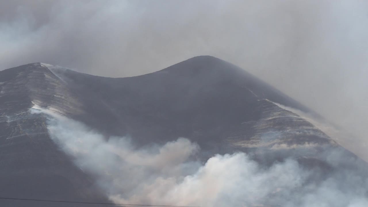 火山口喷发的火山的火山口俯瞰康伯维哈火山，浓烟和熔岩柱从主锥中喷出。视频素材