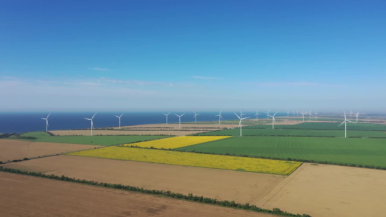 风力涡轮机在海滨，农业领域。视频素材