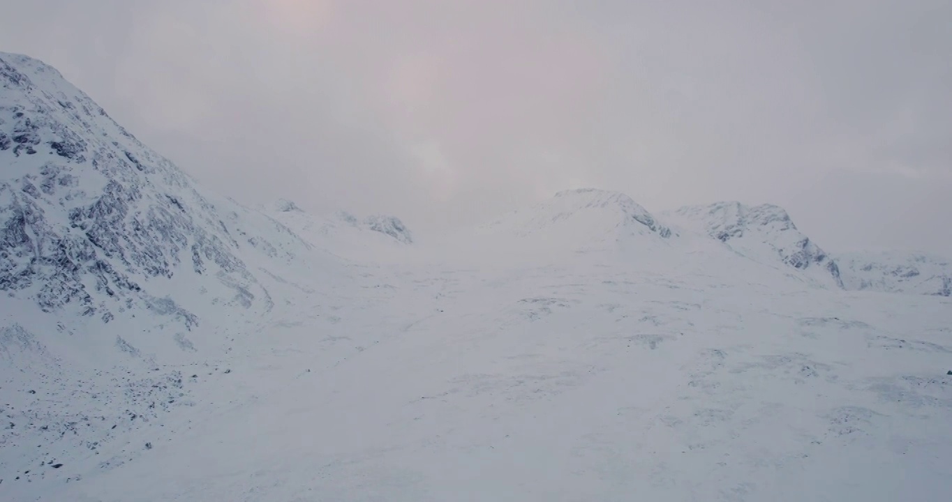 挪威阿诺亚雪山的风景鸟瞰图视频素材