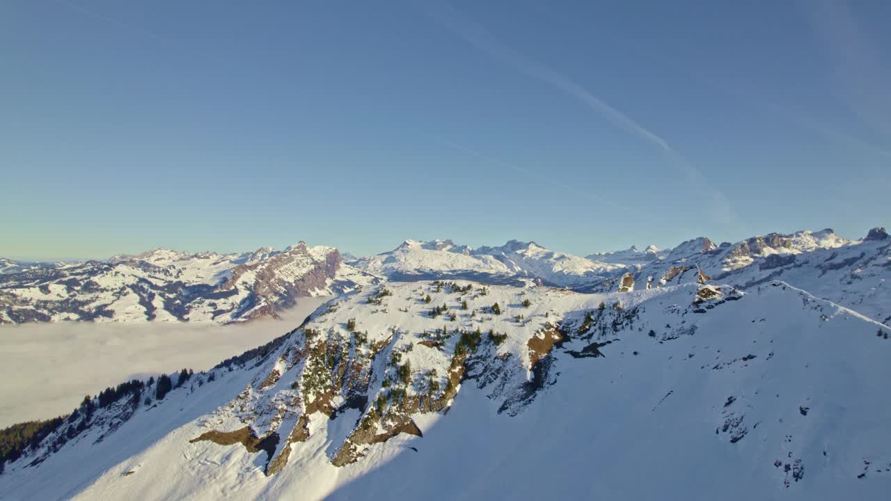 在一个美丽的冬日里，鸟瞰瑞士滑雪胜地斯图斯的美丽山景。视频素材