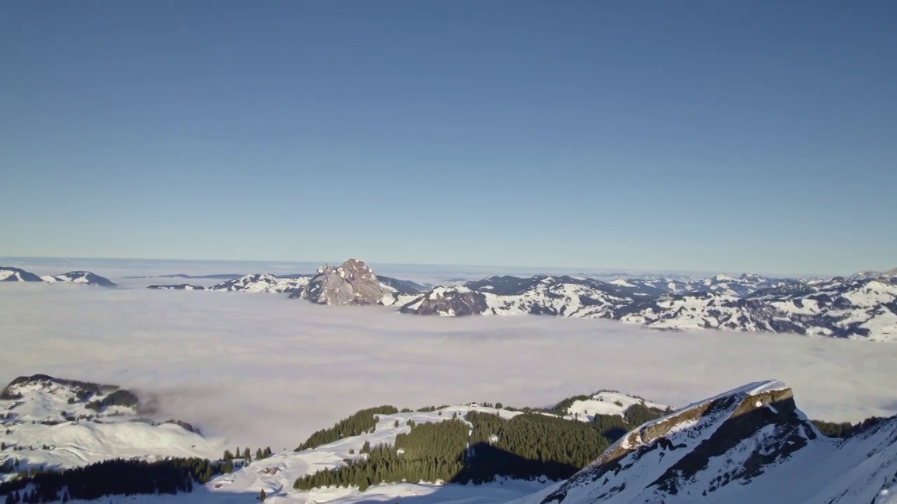 在一个美丽的冬日里，鸟瞰瑞士滑雪胜地斯图斯的美丽山景。视频素材