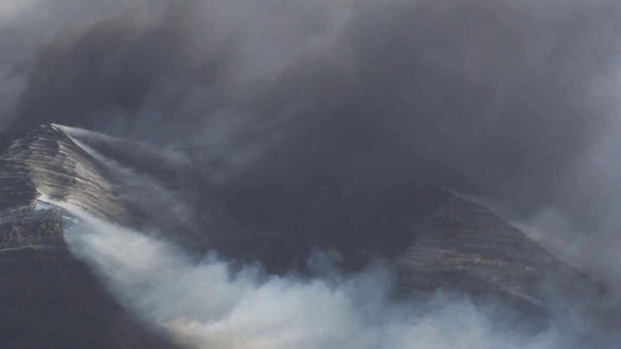 火山口喷发的火山的火山口俯瞰康伯维哈火山，浓烟和熔岩柱从主锥中喷出。视频素材