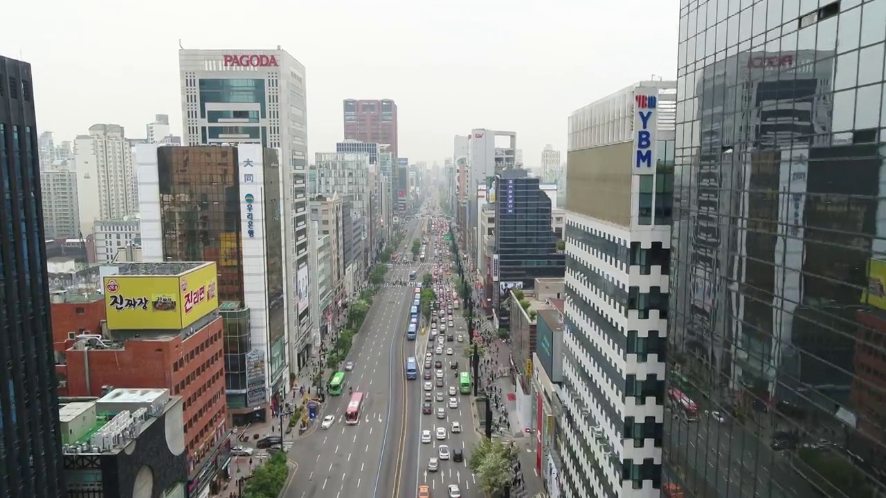 韩国首尔江南区江南大路附近的汽车和摩天大楼视频素材