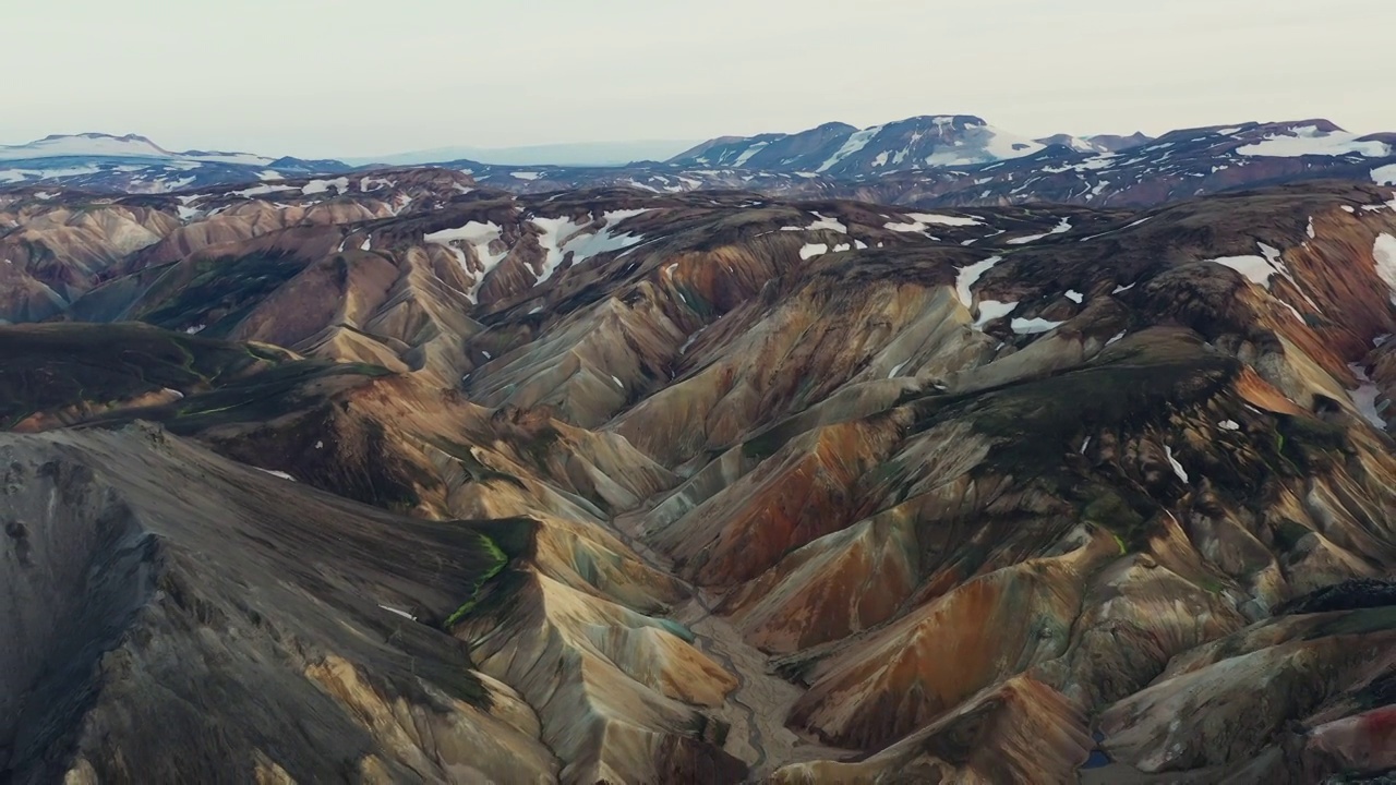 从冰岛高地的Landmannalaugar发回的空中拍摄视频素材