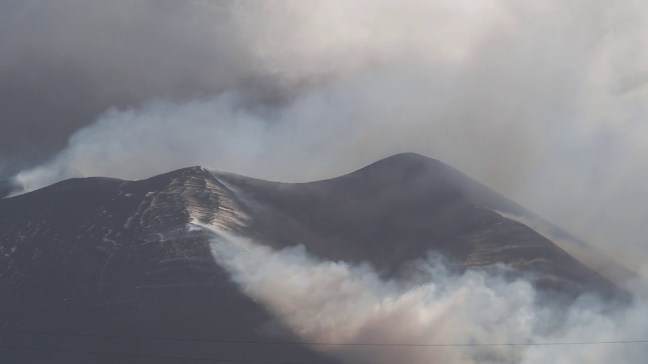 火山口喷发的火山的火山口俯瞰康伯维哈火山，浓烟和熔岩柱从主锥中喷出。视频素材