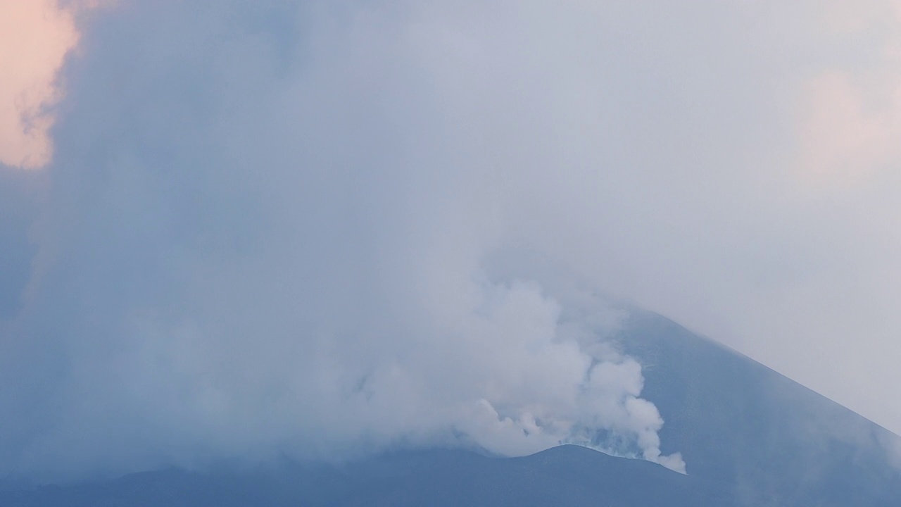 火山口喷发的火山的火山口俯瞰康伯维哈火山，浓烟和熔岩柱从主锥中喷出。视频素材