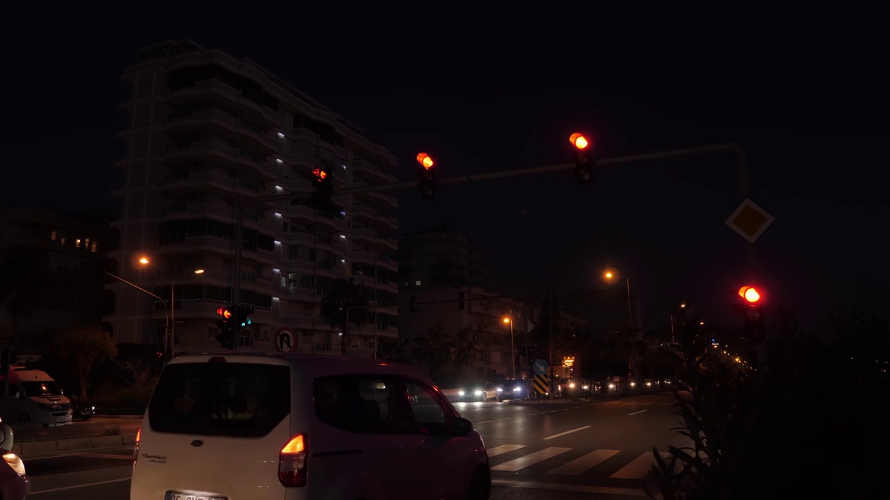 高速公路上的汽车通行。汽车车道与建筑物在夜晚，时间流逝。城市城市的概念。夜晚城市街道上的车辆。高速公路上的汽车有红绿灯视频素材