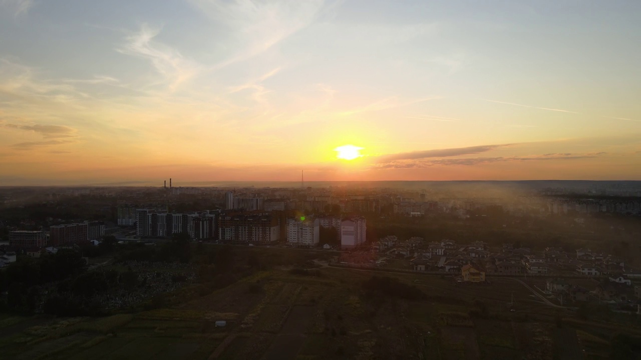 日落时分郊区乡村住宅的鸟瞰图视频素材