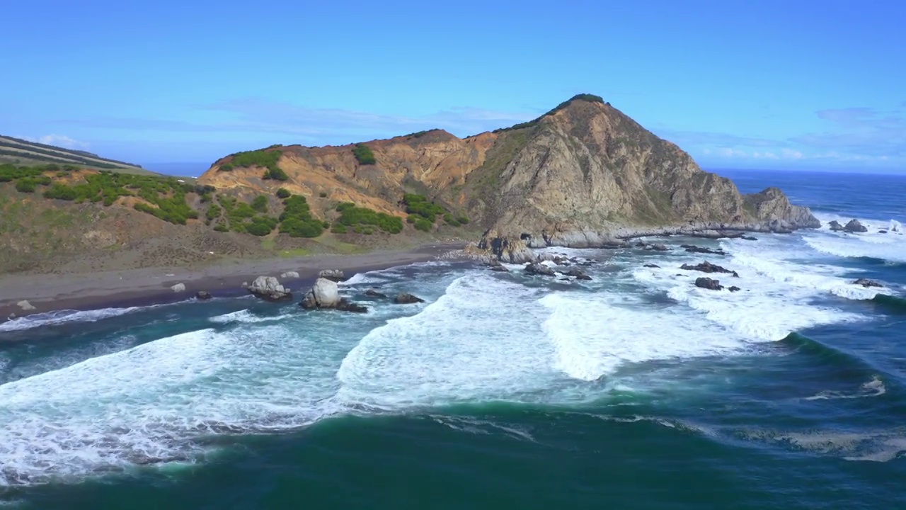 冲浪点又有风帆海滩，风帆冲浪点又有石浪冲浪点。智利无人机拍摄的视频下载