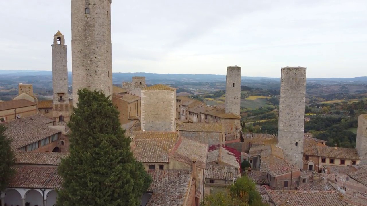 意大利托斯卡纳(Toscana)的中世纪要塞圣吉米尼亚诺古城，鸟瞰图视频素材