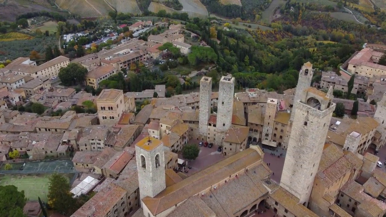 意大利托斯卡纳(Toscana)的中世纪要塞圣吉米尼亚诺古城，鸟瞰图视频素材