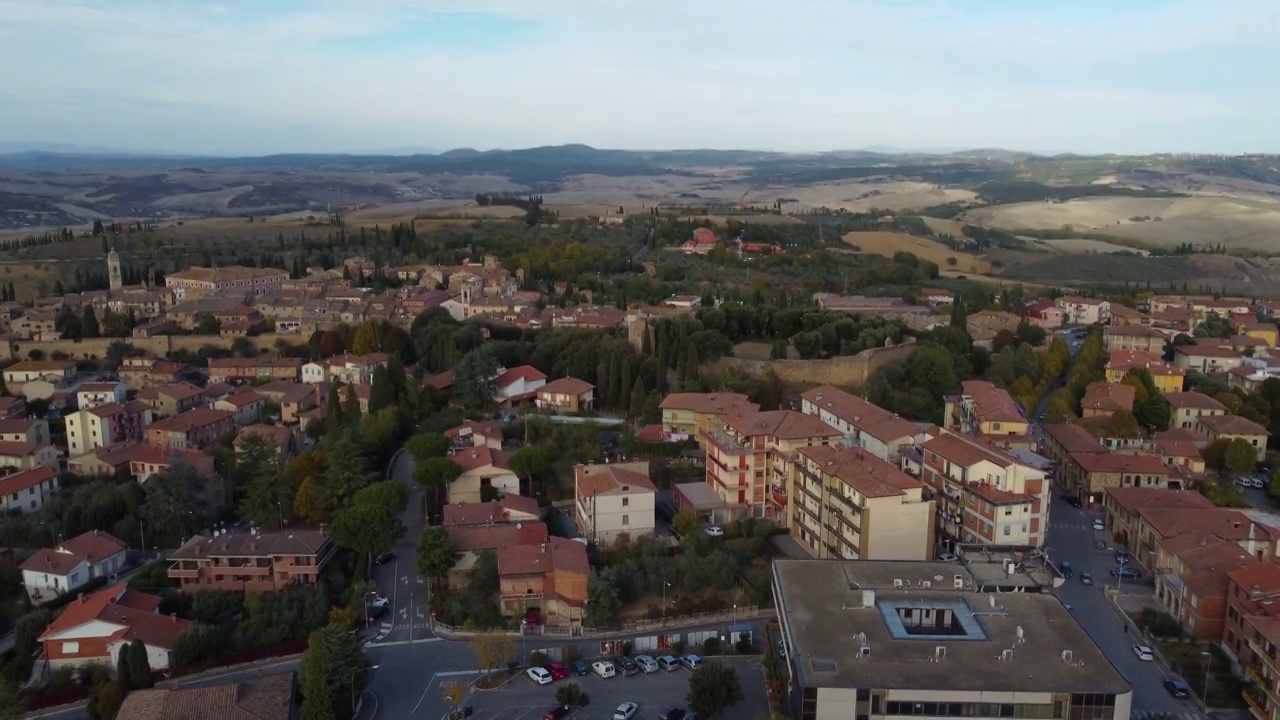 意大利托斯卡纳(Toscana)的奥西亚山谷的圣基里科城鸟瞰图视频素材