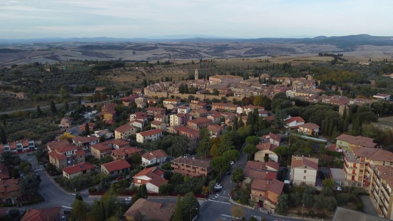 意大利托斯卡纳(Toscana)的奥西亚山谷的圣基里科城鸟瞰图视频素材