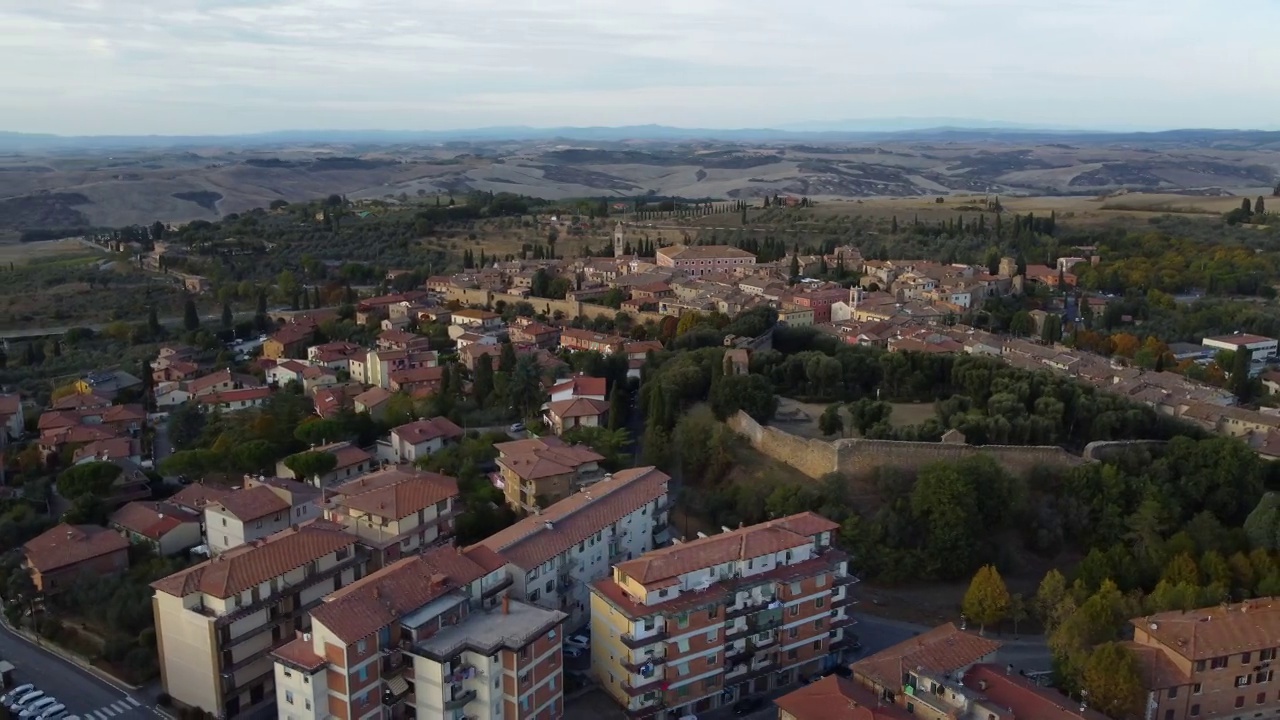 意大利托斯卡纳(Toscana)的奥西亚山谷的圣基里科城鸟瞰图视频素材