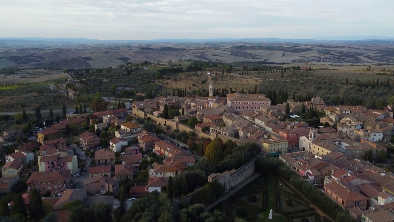 意大利托斯卡纳(Toscana)的奥西亚山谷的圣基里科城鸟瞰图视频素材