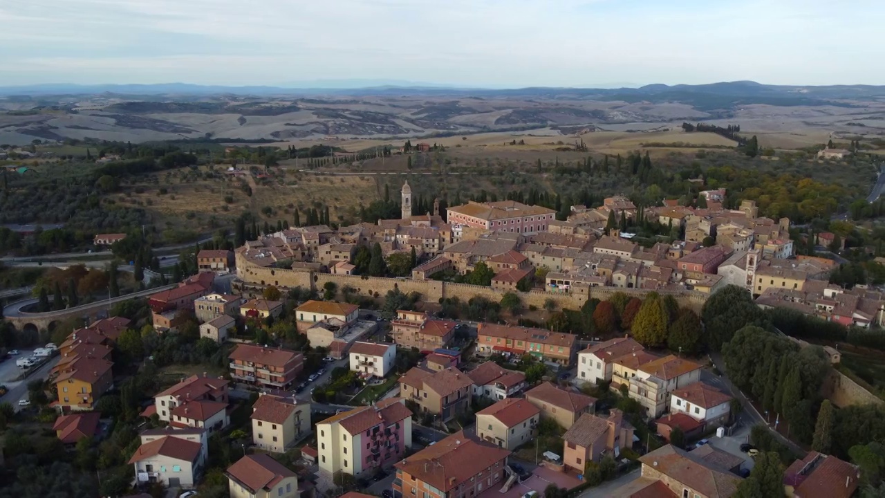 意大利托斯卡纳(Toscana)的奥西亚山谷的圣基里科城鸟瞰图视频素材