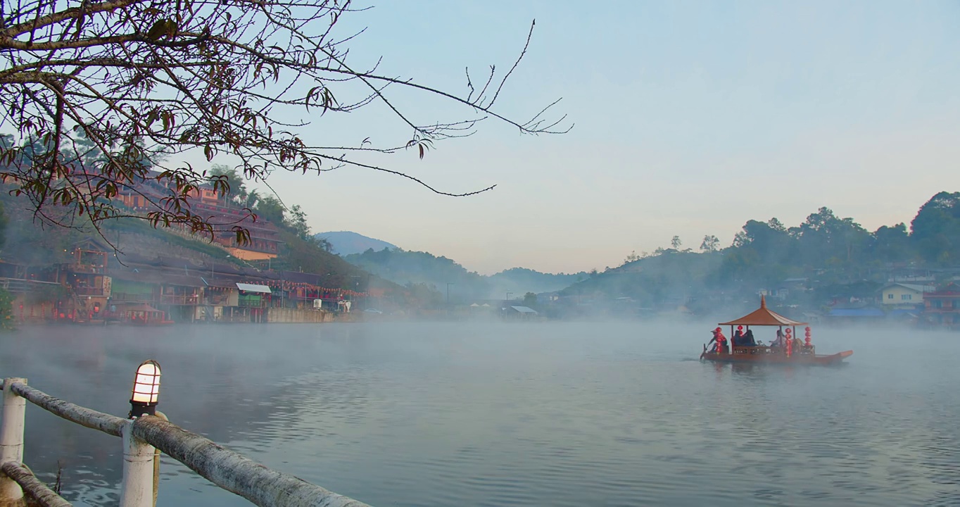 在大自然的美丽晨景与传统的中国风格的船在河，湖，雾和中国风格的村庄山的背景在班洛泰村，湄洪儿子，泰国视频素材