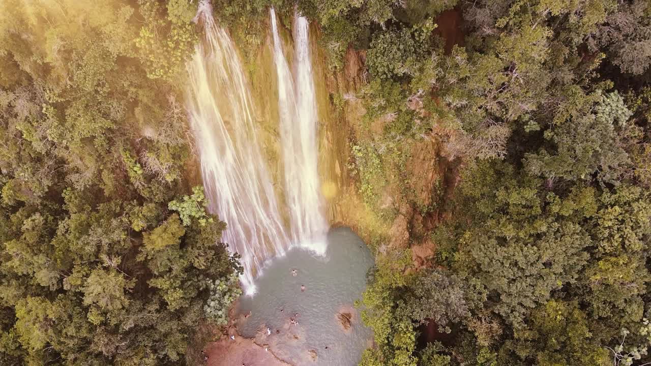 埃尔利蒙瀑布鸟瞰图，沙门半岛，多米尼加共和国。视频素材