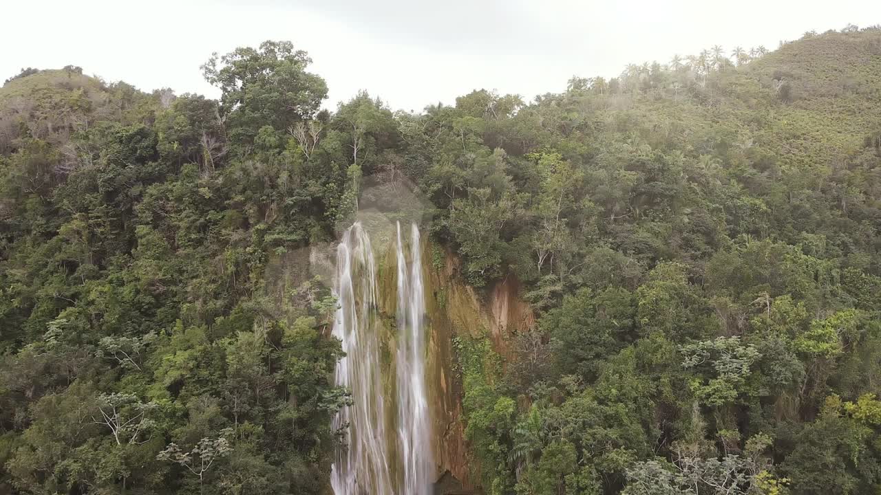 埃尔利蒙瀑布鸟瞰图，沙门半岛，多米尼加共和国。视频素材