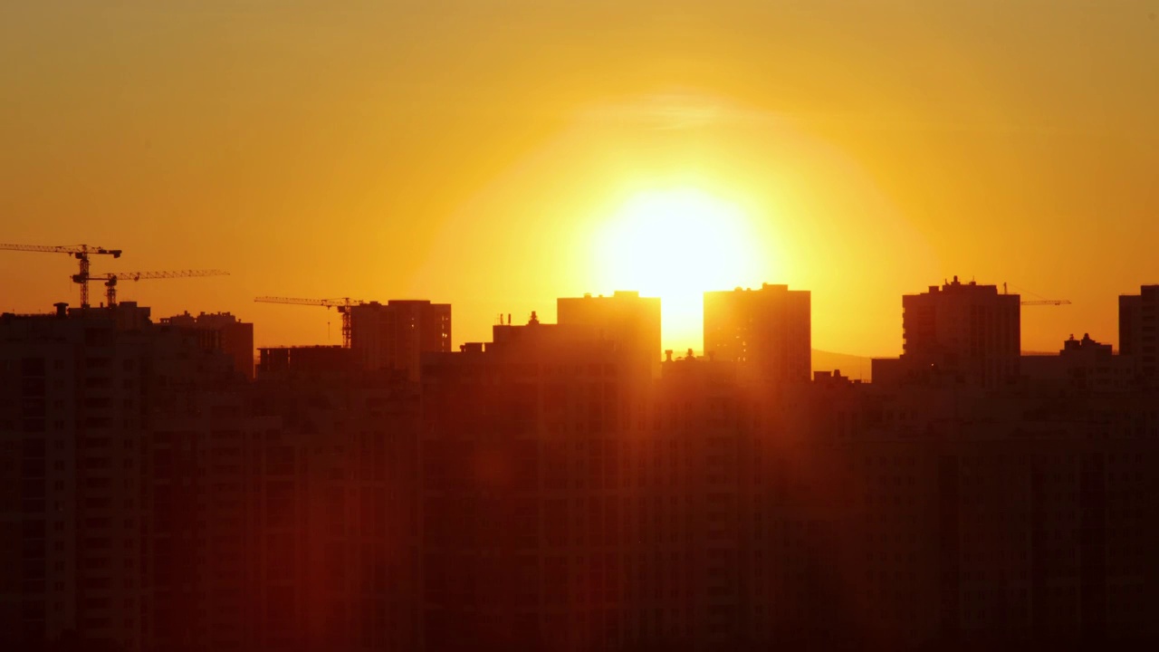 金色的夕阳笼罩着天空视频素材