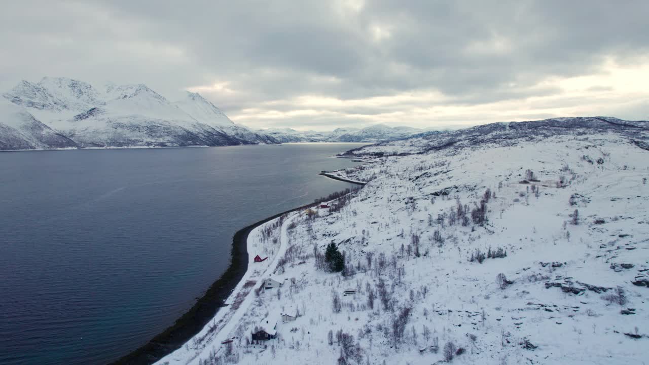 挪威日出时雪山覆盖的Vorteroya岛的风景鸟瞰图视频素材