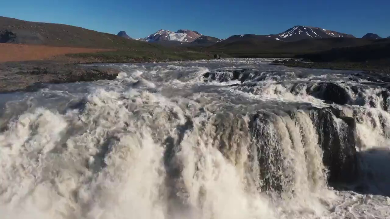 Gýgjarfoss由无人机拍摄的冰岛高地瀑布视频素材