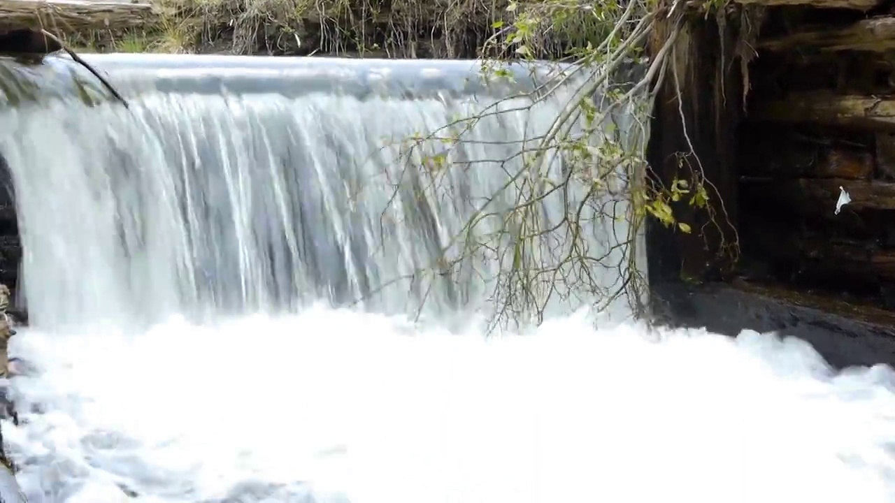 从一个废弃的老水坝瀑布- 00075a视频素材