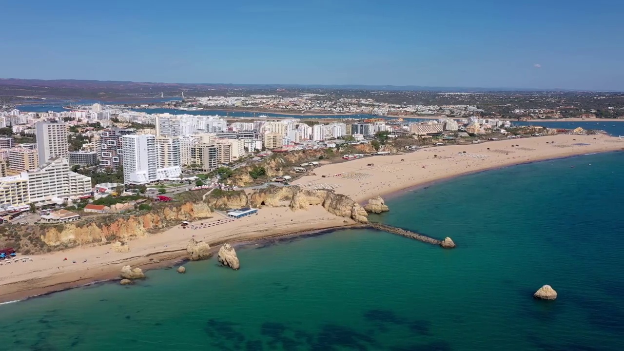 从空中俯瞰葡萄牙南部城市Portimao的美丽景色，俯瞰美丽的海滩和清澈的蓝色大海。视频素材