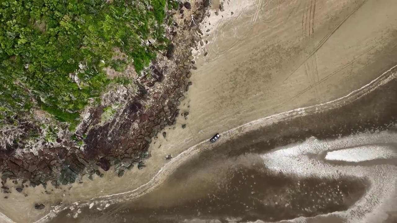 沿着海滩开车视频下载