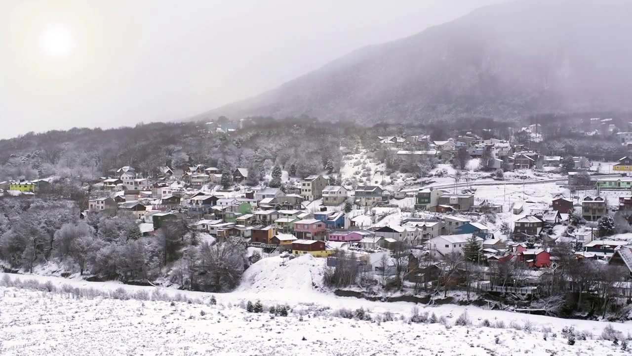 阿根廷巴塔哥尼亚火地岛乌斯怀亚郊区的房屋景观。4K分辨率。视频素材