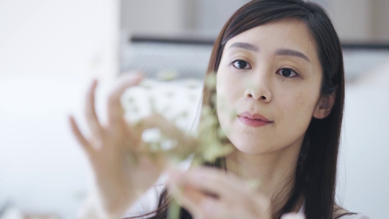 亚裔华人女花商，小型花店老板，插花工作。日常事务经营小企业的日常事务视频素材画面1