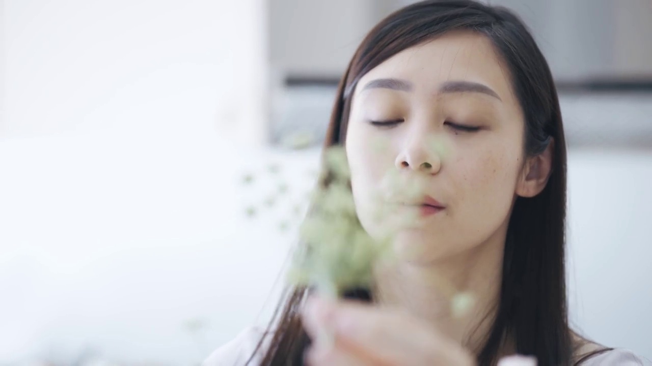 亚裔华人女花商，小型花店老板，插花工作。日常事务经营小企业的日常事务视频素材画面4
