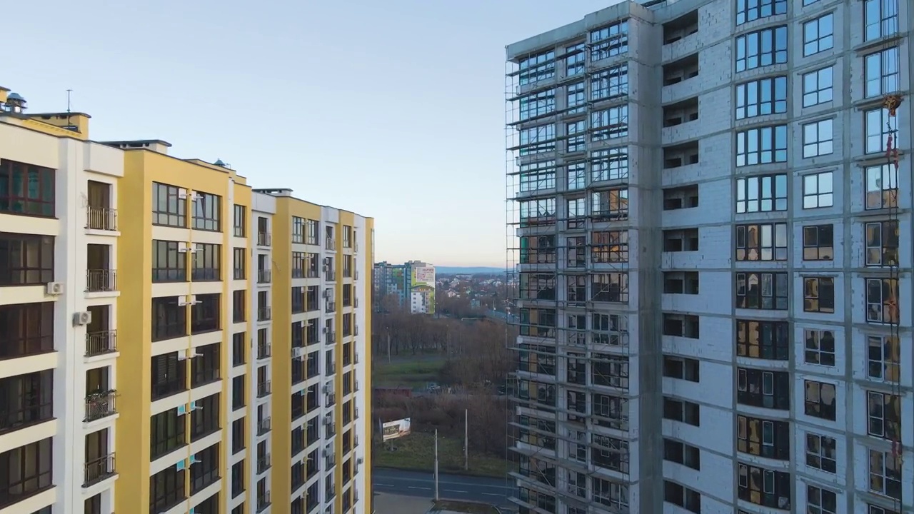 正在建设中的高层住宅楼鸟瞰图。房地产开发。视频素材