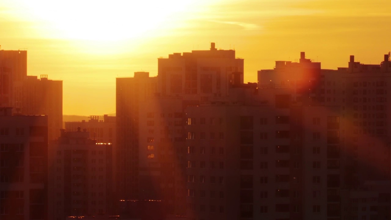 金色的夕阳笼罩着天空视频素材