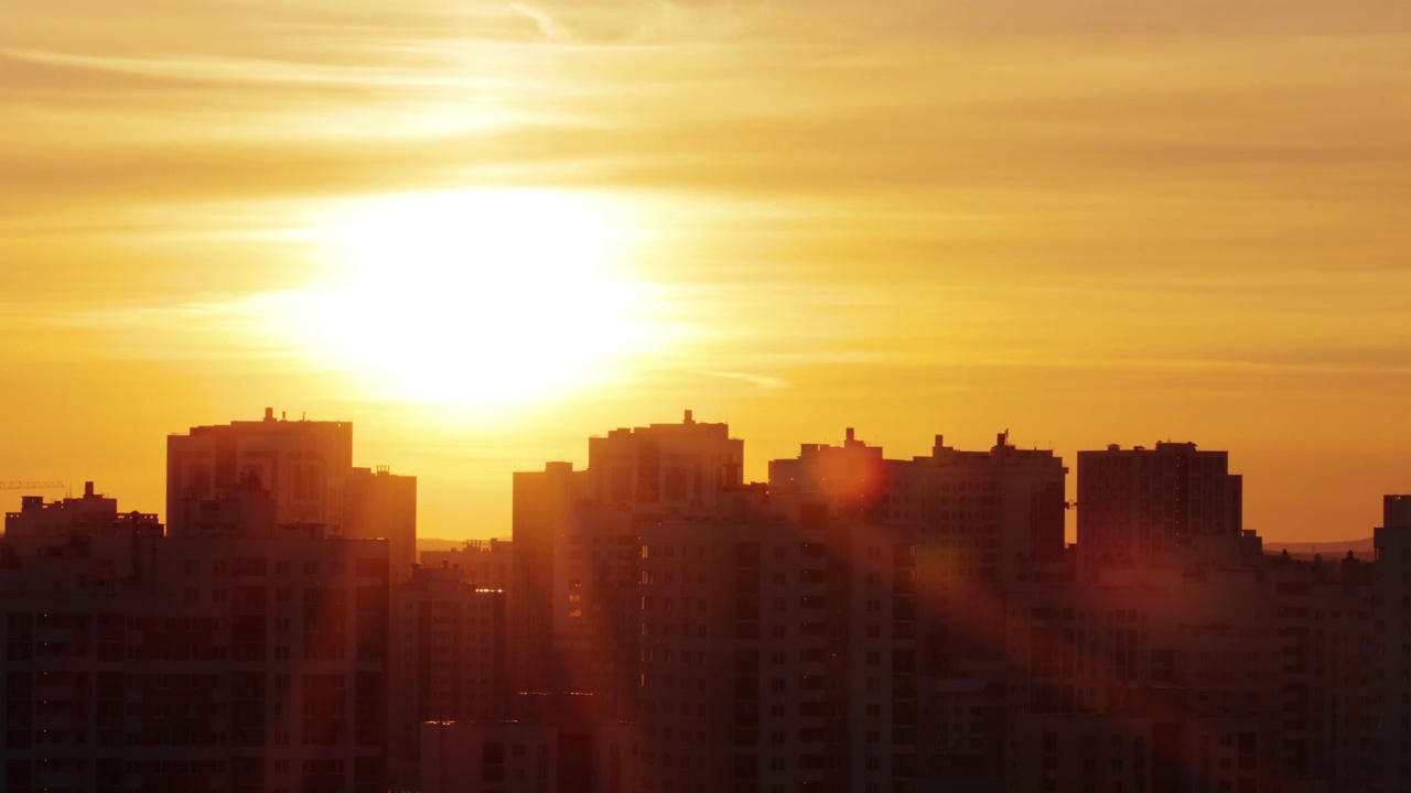 金色的夕阳笼罩着天空视频素材