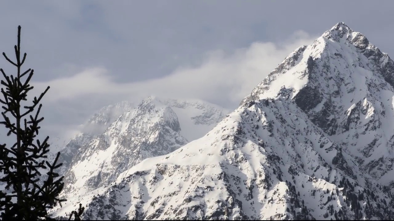 全景图，云朵在雪峰上摇摆06a视频素材画面1