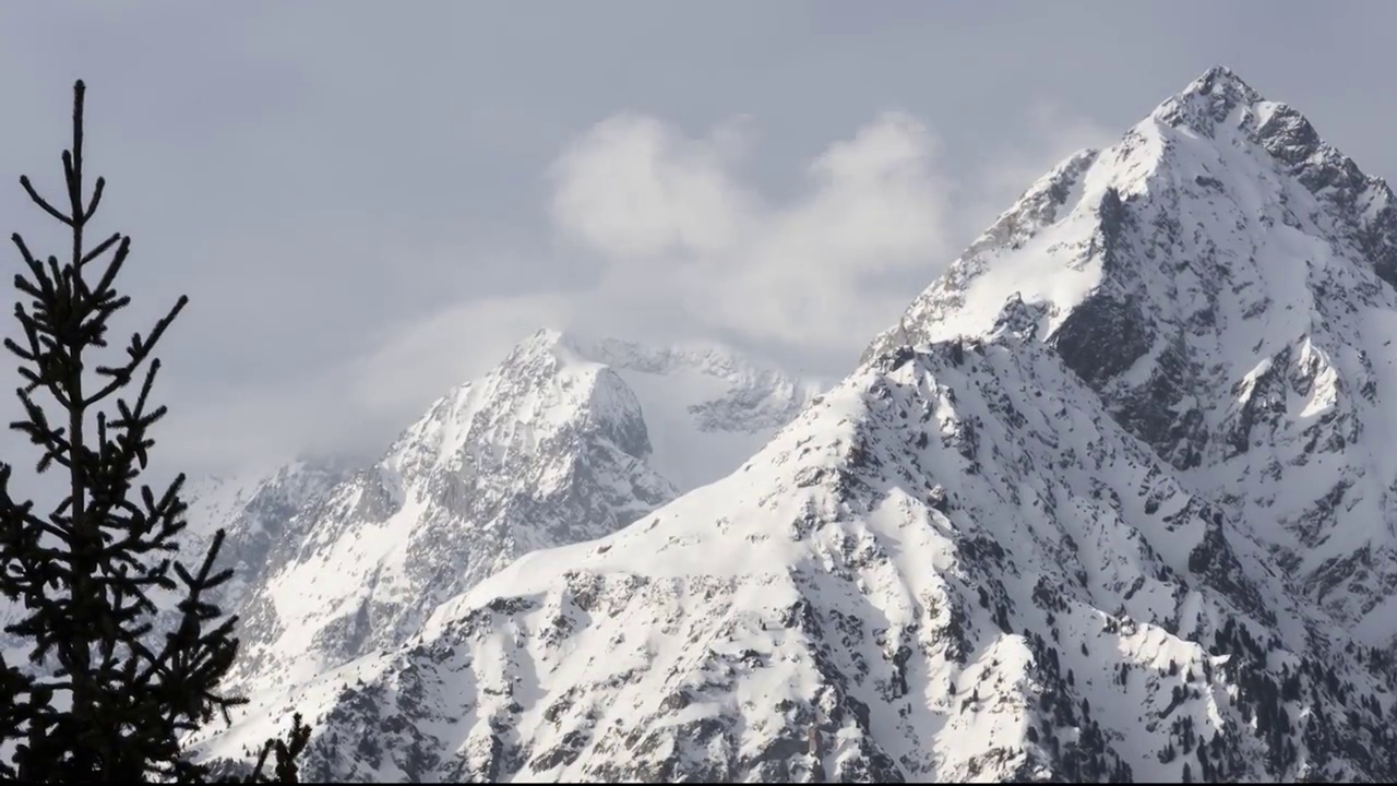 全景图，云朵在雪峰上摇摆06a视频素材画面2