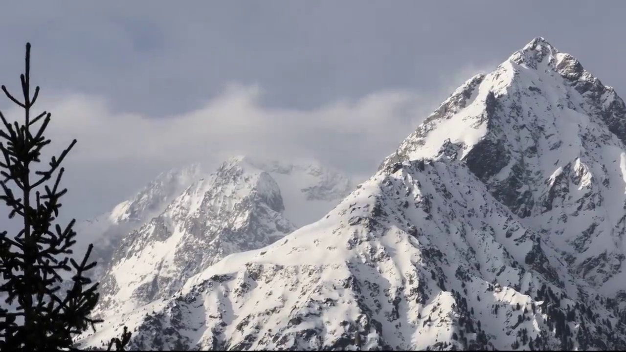 全景图，云朵在雪峰上摇摆06a视频素材画面3