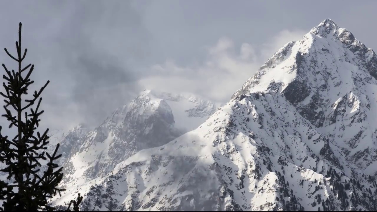 全景图，云朵在雪峰上摇摆06a视频素材画面4