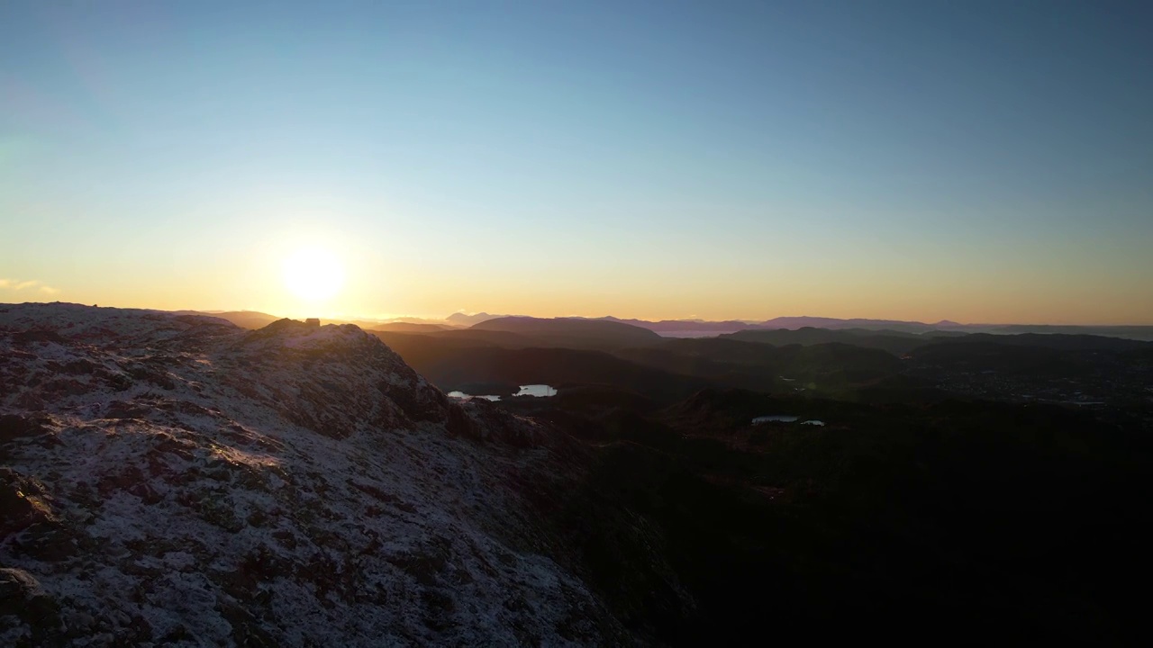 日出时高山中唯一的小屋视频素材