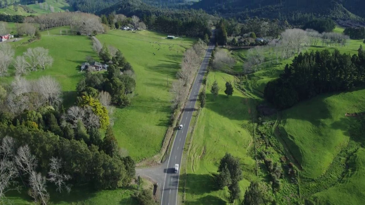 WS HA空中跟踪一辆行驶在新西兰公路上的汽车。视频素材