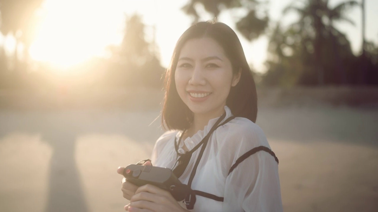 日落时分，幸福的女人走在海边视频素材